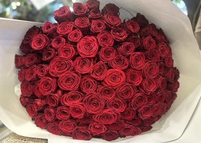 Vue rapprochée d'un bouquet de roses rouges