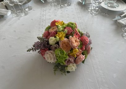 Bouquets de fleurs sur une table à nappe blanche