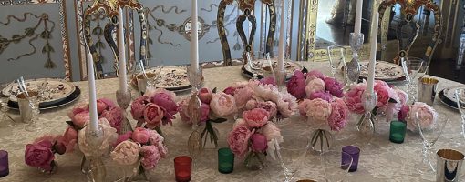 Bouquets de fleurs roses sur une table dressée