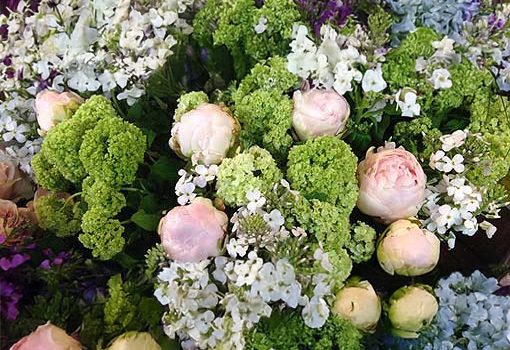Bouquet de pivoines et de fleurs vertes