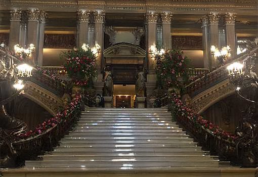 Escaliers luxueux décorées avec des fleurs